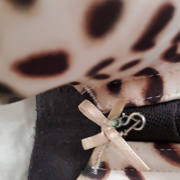 NWOT. Victoria's Secret  bra 32DD. - Picture 2 of 7